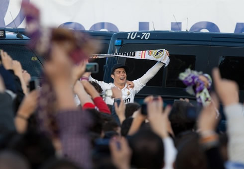 Cristiano Ronaldo showing a Real Madrid scarf to the fans and supporters in the Cibeles La Liga celebrations in 2012