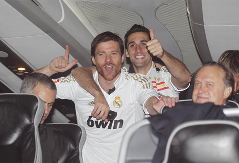 Xabi Alonso and Arbeloa party, inside the bus, doing the train celebrations