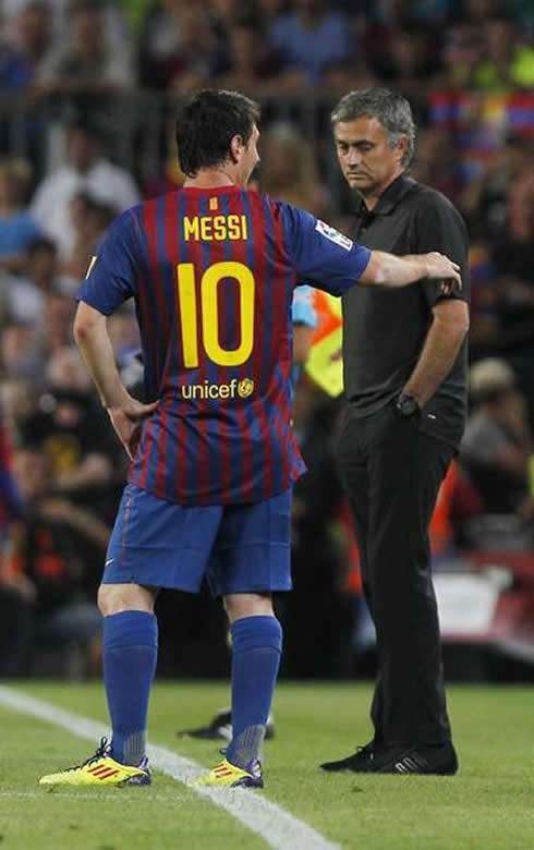 José Mourinho looking at Lionel Messi, in a game between Real Madrid and Barcelona in 2012