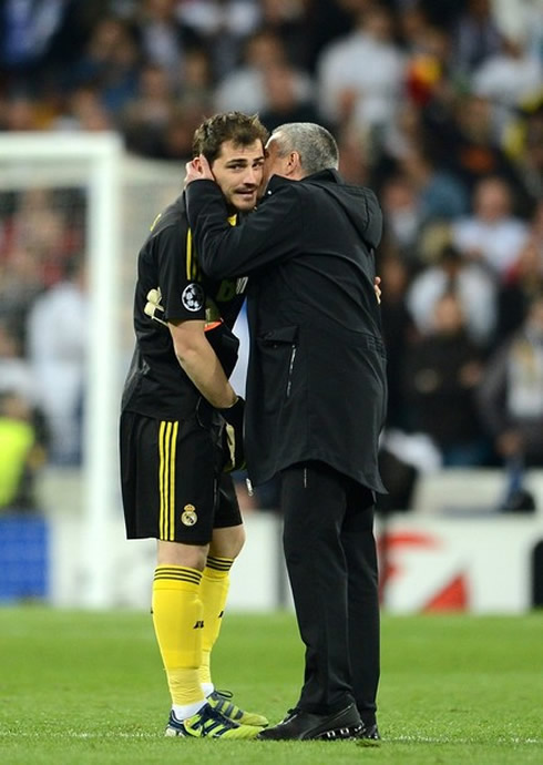 José Mourinho telling a secret to Iker Casillas, in Real Madrid 2012