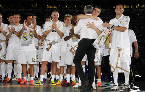 Cristiano Ronaldo hugging José Mourinho, in the Santiago Bernabéu stage, after Real Madrid won La Liga in 2012
