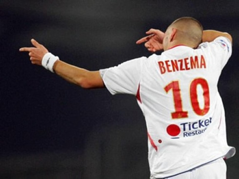 Karim Benzema doing the sniper/shooter celebration, in Olympique Lyonnais, between 2004 and 2009