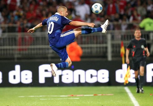 Karim Benzema receiving the ball while flying in the air, in a similar style to Zinedine Zidane
