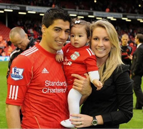 Luis Suárez family photo, holding his daughter with the help of his wife, Sofia Balbi
