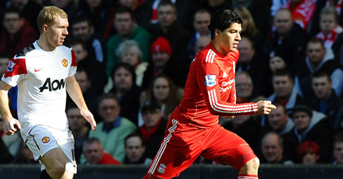 Luis Suárez playing against Paul Scholes, in Manchester United vs Liverpool, in 2011-2012