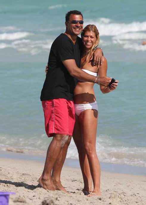 Ruud Gullit and his girlfriend Estelle Cruiyff, on the beach