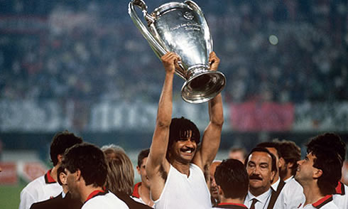 Ruud Gullit lifting the European Cup (Champions League) for AC Milan, in 1989-1990