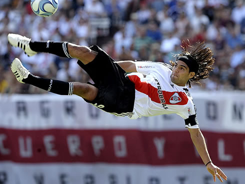 Radamel Falcao acrobatic shot in River Plate