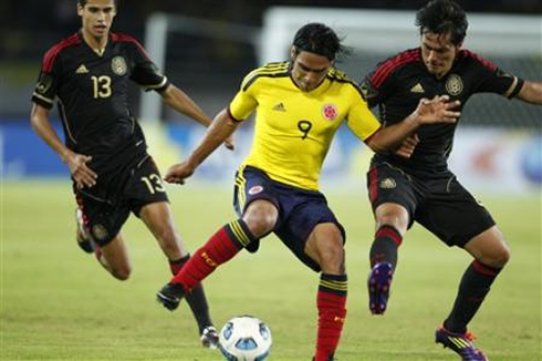 Radamel Falcao dribbling in a game between Colombia and Mexico