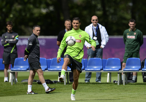 Cristiano Ronaldo giving a show in the Portuguese National Team training, in 2012, with Paulo Bento staring at him