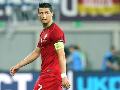 Cristiano Ronaldo can't find good teammates in Portugal, in the EURO 2012