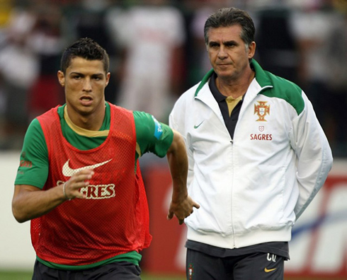 Cristiano Ronaldo running in a training for Portugal, with Carlos Queiroz watching him closely