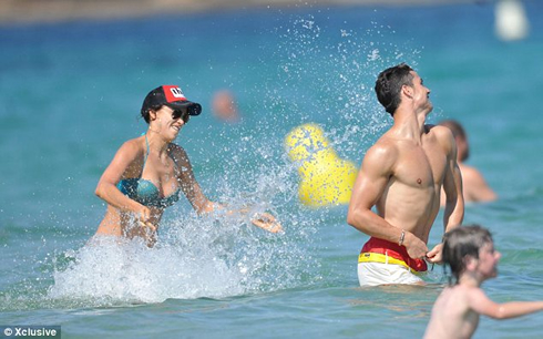 Irina Shayk splashing water and forcing Ronaldo to run away scared, in Saint Tropez in 2012