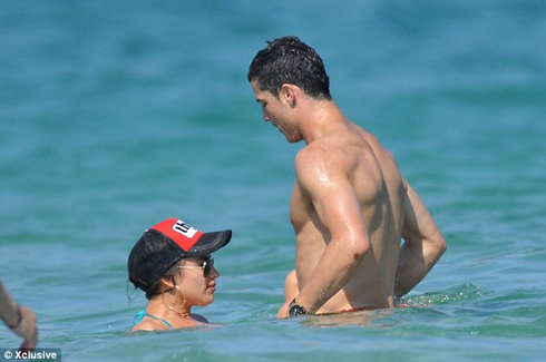 Irina Shayk starring at Cristiano Ronaldo abs on the water, in 2012