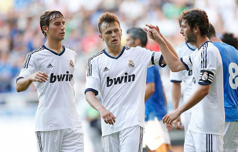 Denis Cheryshev greeting Esteban Granero, in Oviedo 1-5 Real Madrid, in 2012-2013 pre-season