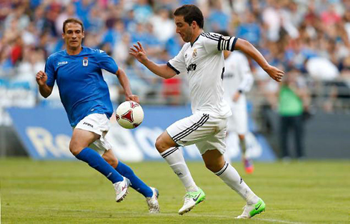 Gonzalo Higuaín running with the ball, in Oviedo 1-5 Real Madrid