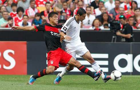 Angel Di María dribbling Melgarejo in Real Madrid vs Benfica, at the Eusébio Cup, in 2012-2013