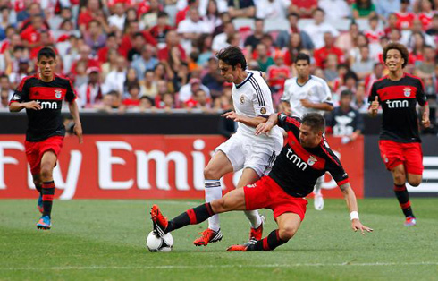 Kaká passing by Javi García, in Benfica 5-2 Real Madrid, in 2012