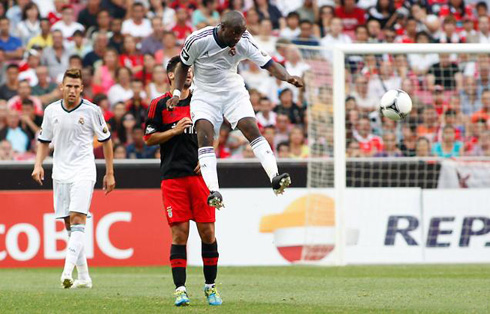 Lass Diarra jumping high and heading the ball, in Benfica vs Real Madrid, for the Eusébio Cup, in 2012
