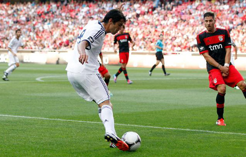 Ricardo Kaká making a cross, in Benfica 5-2 Real Madrid, with Javi García protecting his balls, in 2012