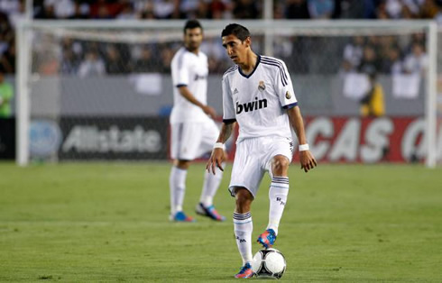 Angel Di María controlling the ball, in LA Galaxy vs Real Madrid, in 2012