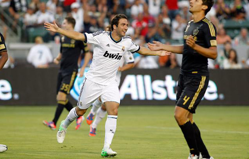 Gonzalo Higuaín goal celebration in LA Galaxy vs Real Madrid, in 2012-13