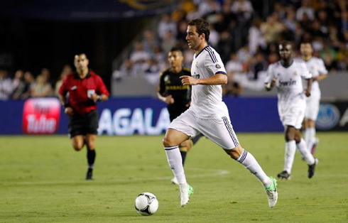 Gonzalo Higuaín running with the ball, in Real Madrid vs LA Galaxy, in 2012