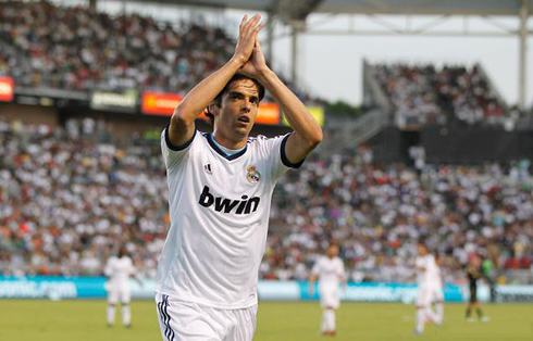 Kaká leaving the stadium and clapping, in LA Galaxy vs Real Madrid, in 2012