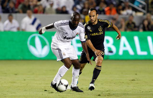 Lass Diarra protecting the ball from Landon Donovan, in 2012