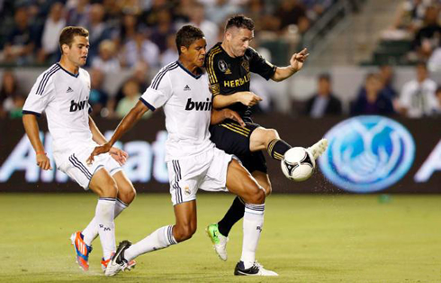 Varane fighting with Robbie Keane to win the ball in LA Galaxy vs Real Madrid, in 2012