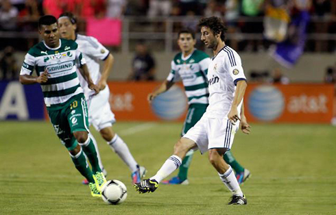 Esteban Granero passing the ball in Real Madrid pre-season 2012-2013