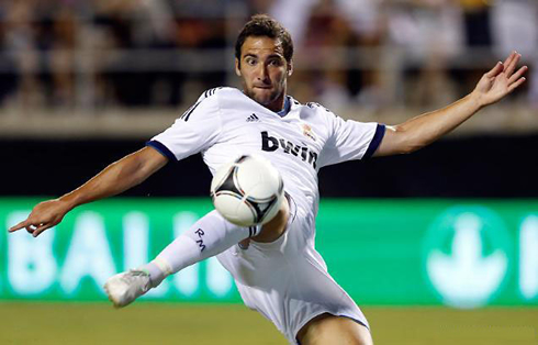 Gonzalo Higuaín effort to strike the ball during Real Madrid's pre-season, in 2012-2013