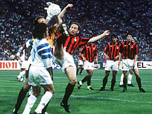 Jean-Pierre Papin, in AC Milan vs Marseille, fighting for the ball with Fabien Barthez