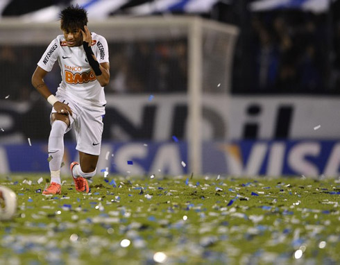 Neymar standing on his knee, in a game for Santos FC, in Brazil, in 2012