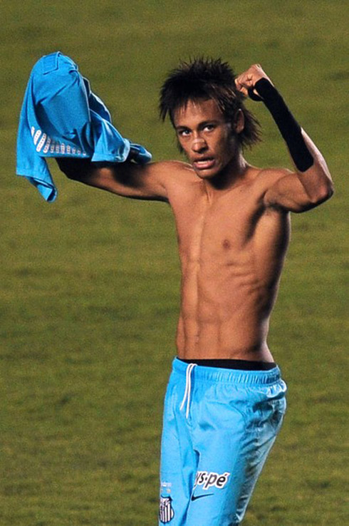 Neymar takes his shirt off and shows his abs, but also his skinny body, in 2012