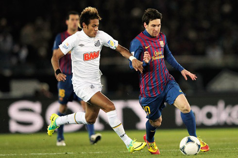 Neymar vs Lionel Messi, in a game between Santos and Barcelona, in 2011-2012