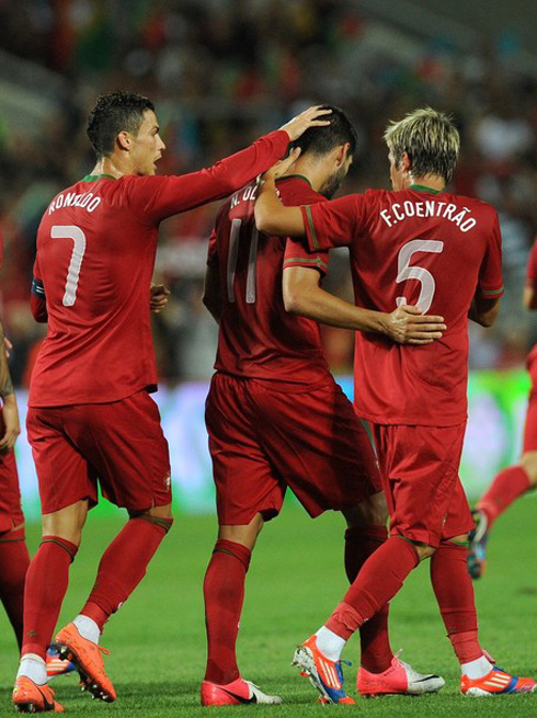 Cristiano Ronaldo and Fábio Coentrão, congratulating Nélson Oliveira for his first goal with a Portuguese National Team jersey, in 2012 against Panama