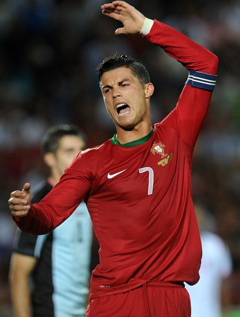 Cristiano Ronaldo gesture, protesting with the referee, in Portugal 2-0 Panama, in 2012