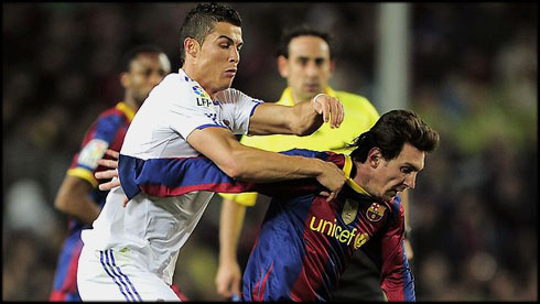 Cristiano Ronaldo fighting against Lionel Messi, in Real Madrid vs Barcelona in 2012