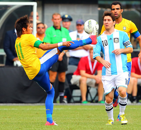 Lionel Messi admiring Neymar's technique when the Brazilian controls the ball, in Argentina vs Brazil in 2012