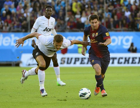 Lionel Messi dribbling Nemanja Vidic, in Barcelona vs Manchester United, in 2012-2013