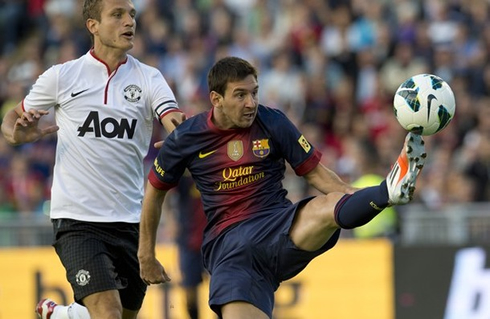 Lionel Messi perfect ball control, with Vidic watching near by, in Manchester United vs Barcelona in 2012-2013