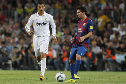 Cristiano Ronaldo watching Messi doing a pass, in Barcelona vs Real Madrid in 2012