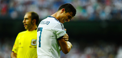 Cristiano Ronaldo hurt on his right arm, in Real Madrid's debut in La Liga 2012