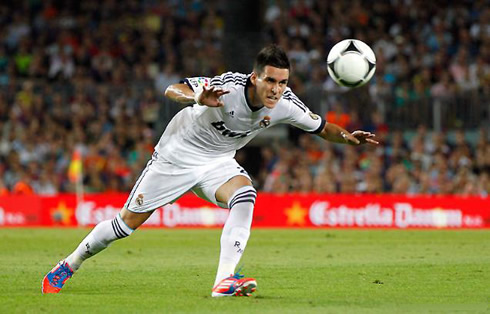 Callejón playing in Barcelona vs Real Madrid, in 2012