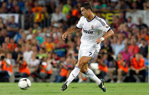 Cristiano Ronaldo right-foot pass, in Barcelona vs Real Madrid, in 2012