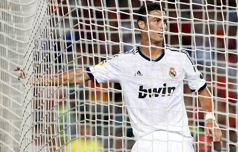 Cristiano Ronaldo touching the inside net, in a game between Barça and Real Madrid, in 2012