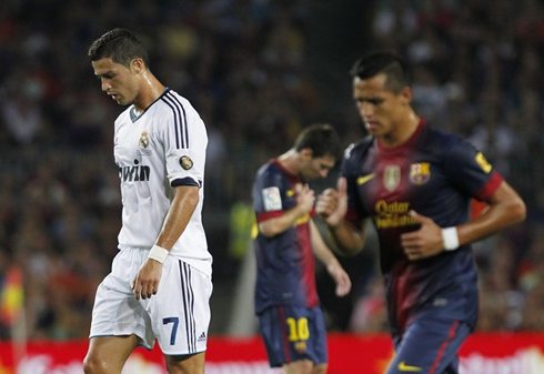 Cristiano Ronaldo with his head down, just like Alexis Sanchez and Messi, in Barça vs Real Madrid in 2012