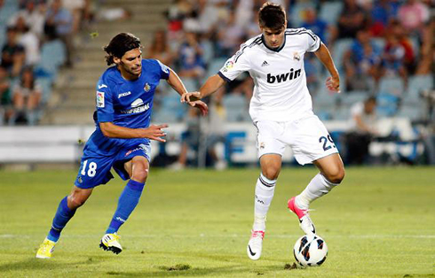 Alvaro Morata protecting the ball, in a game for Real Madrid at the Spanish League in 2012-2013