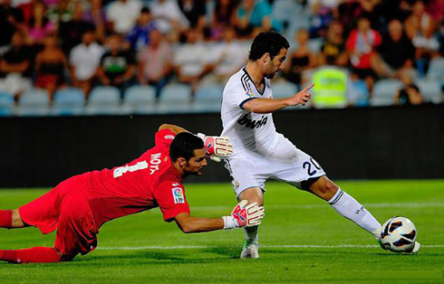 Gonzalo Higuaín left foot finish, in Getafe 2-1 Real Madrid, in 2012-2013